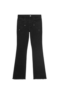 Jeans negros acampanados con una textura suave, que cuentan con cinco bolsillos, costuras decorativas y acentos metálicos en los bolsillos traseros.