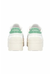 Baskets à plateforme blanches à texture lisse, avec un onglet arrière vert menthe étiqueté "PINKO" et un design de semelle superposée distinct.