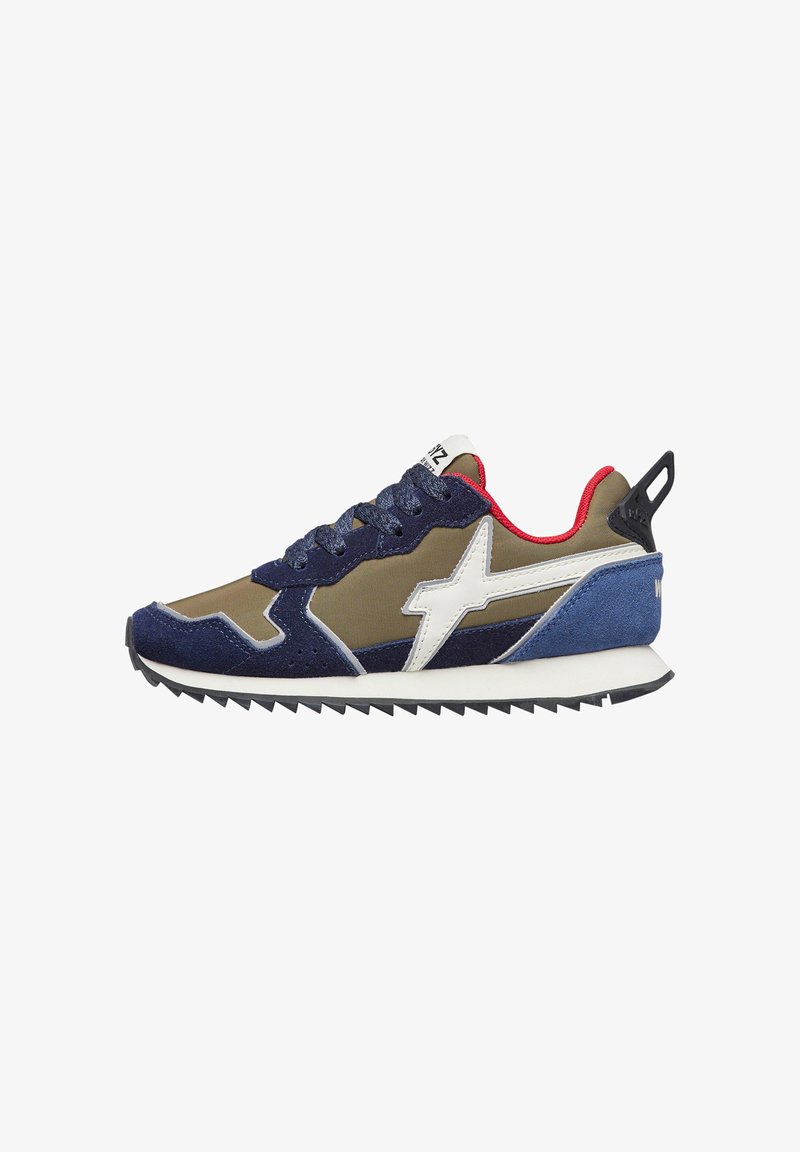 Sneakers con una combinazione di camoscio blu navy, oliva e bianco. Le caratteristiche includono un logo a stella bianca, materiale testurizzato e una copertura del tallone nera.