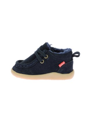 Scarpa per bambino in blu navy con interno peloso, chiusura con lacci sul davanti, suola beige e una targhetta del logo Kickers rossa sul lato.