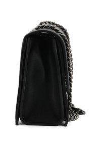 Borsa nera con un esterno in pelle liscia, forma strutturata, tracolla a catena e dettagli frangia laterali, progettata per un look moderno.