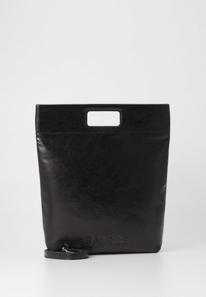 Schwarze Leder-Tote-Tasche mit einem quadratischen Griff, ausgestattet mit einer strukturierten Oberfläche und geprägtem Logo. Inklusive abnehmbarem Tragegurt.