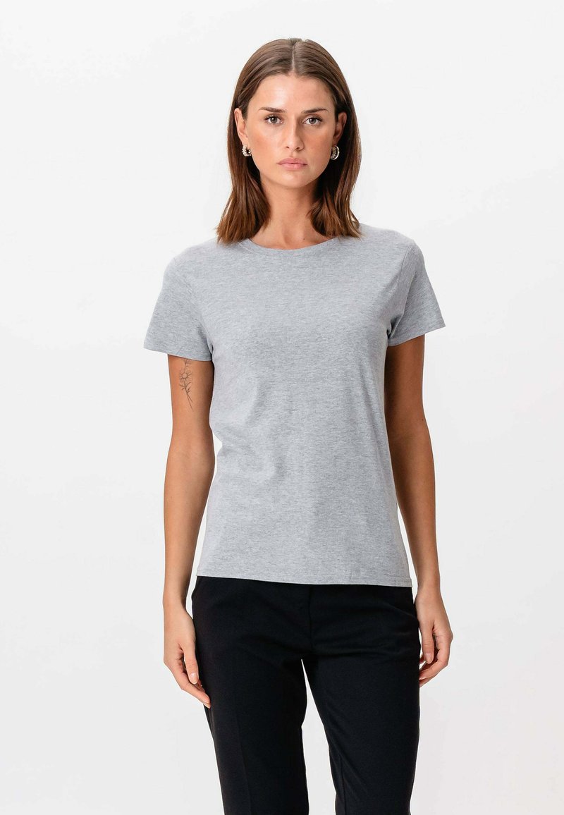 Grå bomulds T-shirt med korte ærmer og rund halsudskæring. Glat tekstur, tætsiddende design og subtile syninger.