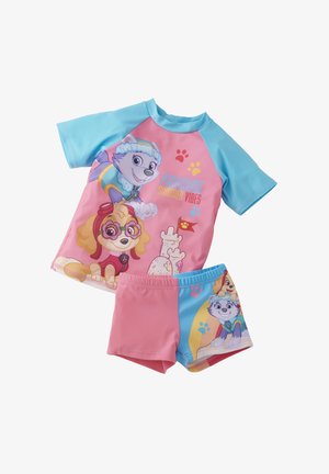 Set da nuoto per bambini nei colori rosa e blu, composto da una maglietta a maniche corte con grafiche di cani e testo "Pawesome Summer Vibes"; pantaloni corti rosa abbinati.