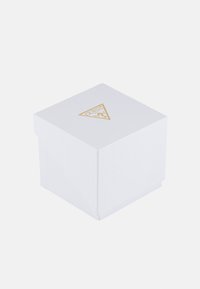 Weißer Karton mit strukturierten Oberflächen, mit einem goldenen Dreieckslogo auf der Oberseite. Die Box hat einen Klappdeckel.