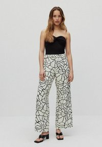 STOCKH LM Studio Gaia wide - Bukser - black print