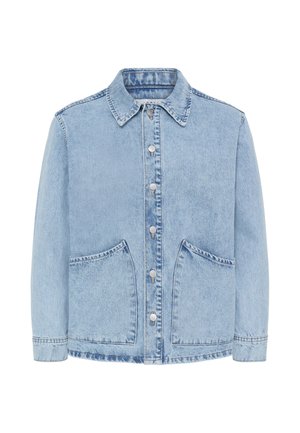 Chaqueta de mezclilla azul claro con mangas largas, botones metálicos delanteros, cuello y dos grandes bolsillos delanteros.