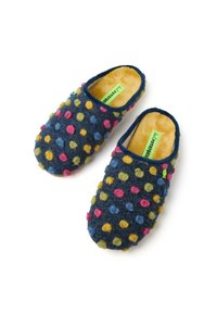 Chaussons en feutre bleu marine avec des pois en feutre multicolores, bout arrondi et doublure en peluche. Comprend une étiquette de marque verte à l'intérieur.