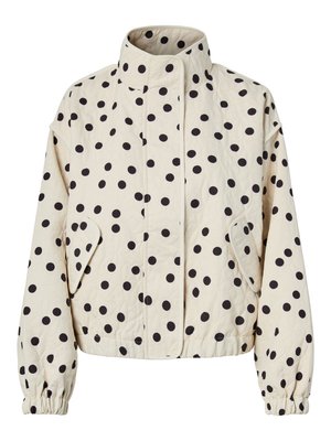 Μπουφάν λευκού χρώματος με ραμμένη επένδυση, μαύρες πουά βούλες, ψηλό γιακά, τσέπες με καπάκι, ελαστικές μανσέτες και κλείσιμο με κουμπιά στο μπροστινό μέρος.