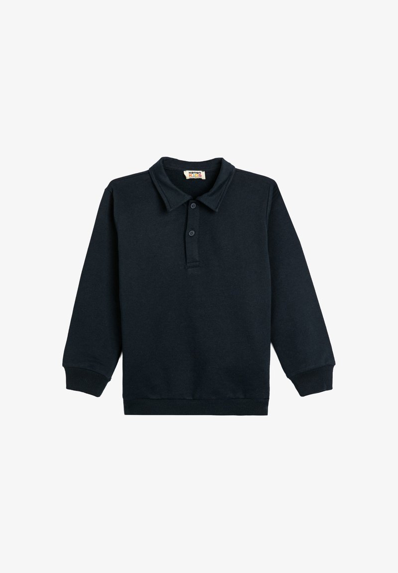 Zwarte long-sleeve polo voor kinderen met een twee-knopsluitingen, geribde manchetten en kraag op een witte achtergrond.