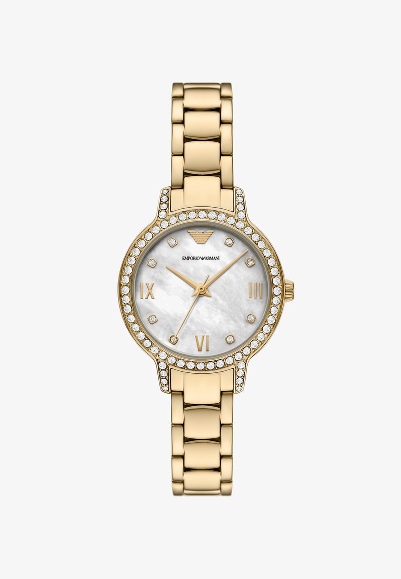 Reloj de tono dorado con una esfera de nácar, números romanos y un bisel adornado con cristales. Diseño de pulsera de eslabones metálicos.