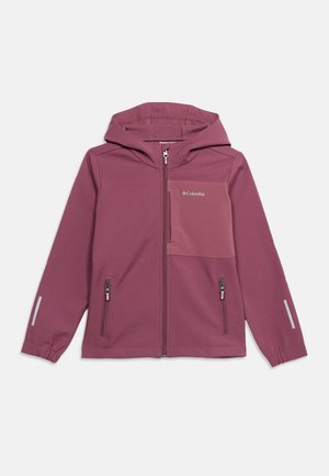 Μωβ softshell μπουφάν με κουκούλα, ολόκληρο φερμουάρ μπροστά, δύο τσέπες με φερμουάρ στα πλάγια, τσέπη στο στήθος, ελαστικά μανσέτα και ανακλαστικές ρίγες στα μανίκια.