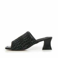 Sort glidesandal med en vævet overflade og en skulptureret blokhæl. Glat finish og åben tå-design.