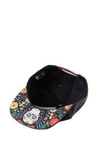 Schwarze Kappe mit einem lebendigen Blumen- und Zuckerschädelmuster auf dem Schirm, die eine rote Akzentfarbe auf der Unterseite aufweist. Die Innenseite ist komplett schwarz.