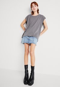 Noisy May NMMATHILDE LOOSE LONG - T-shirts - charcoal gray