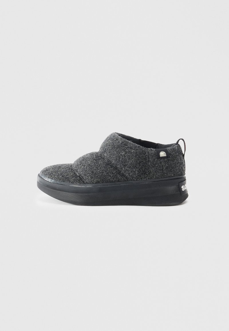 Grå slip-on sko med en teksturert overdel, rund tå og en svart gummisåle med et sikksakkmønster og logo på hælen.