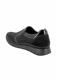 Scarpa slip-on nera con tomaia in tessuto struttura, caratterizzata da accenti lucidi e una suola imbottita. Punta arrotondata e pannelli elasticizzati ai lati per una calzata perfetta.