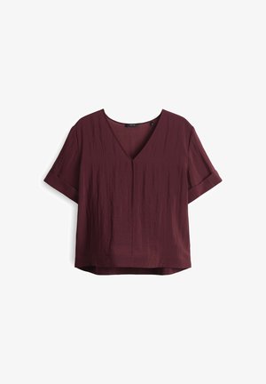 Bordeauxrood kort-gestreepte top met V-hals, gemaakt van gestructureerde stof. Heeft opgerolde mouwen en een relaxte pasvorm, de onderkant is iets langer aan de achterkant.