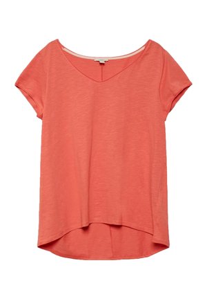 Koraalroze dames top met korte mouwen, V-hals en iets langere achterkant, gemaakt van lichtgewicht gestructureerde stof.