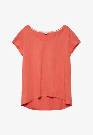 Koralfarvet kortærmet dametop med V-hals og let længere bagkant, lavet af let tekstureret stof.