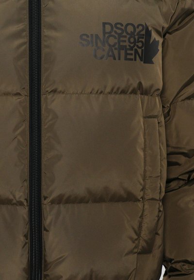 Veste rembourrée vert olive foncé avec une texture brillante, dotée d'une fermeture éclair noire et d'un imprimé logo sur le côté gauche. Comprend des sections cousues pour l'isolation.