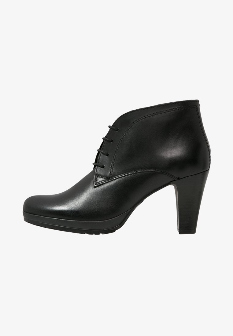 Bottine en cuir noir avec laçage à l'avant et talon moyen empilé, conçue pour une tenue formelle ou professionnelle.