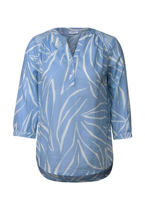 Lichtblauwe blouse met wit loofmotief, driekwart mouwen, knoopsluiting bij de hals en een ronde zoom. Gemaakt van lichtgewicht stof.