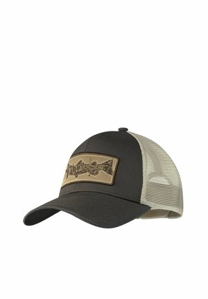 Gorra de béisbol con panel frontal oscuro y parte trasera de malla beige, con una parche rectangular con un diseño de montaña y árbol en la parte delantera.