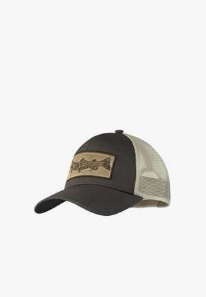 Gorra de béisbol con panel frontal oscuro y parte trasera de malla beige, con una parche rectangular con un diseño de montaña y árbol en la parte delantera.