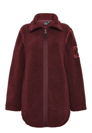 Bordeaux fleecejack met een rits aan de voorkant, hoge kraag en textuurstof. Beschikt over lange mouwen en een klein accentpatch op de linkerarm.