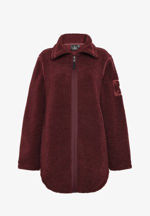 Bordeaux fleecejack met een rits aan de voorkant, hoge kraag en textuurstof. Beschikt over lange mouwen en een klein accentpatch op de linkerarm.