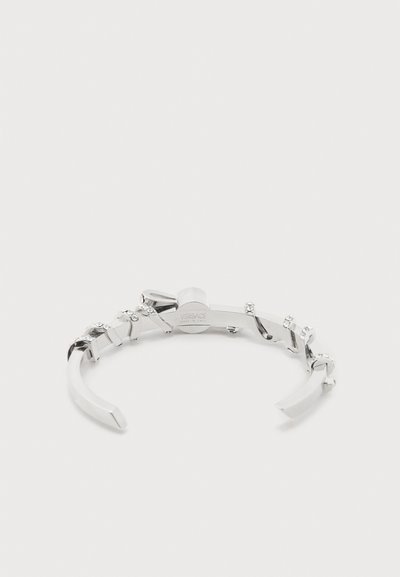 Βραχιόλι από μεταλλικό υλικό σε ασημί απόχρωση με κρυστάλλινες λεπτομέρειες, το λογότυπο της Versace στο κούμπωμα και μοντέρνο, μερικώς ανοιχτό σχεδιασμό μανσέτας.