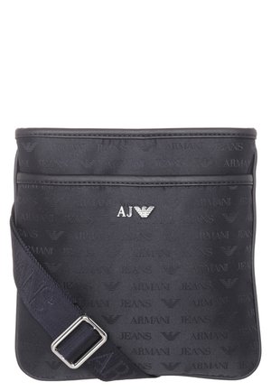 Sac bandoulière Armani Jeans noir avec sangle réglable, logo aigle AJ argenté et motif subtil de texte Armani Jeans répété sur le tissu.