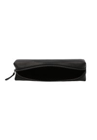 Zwarte leren pencilcase met een gladde textuur, rechthoekige vorm en een ritssluiting. De binnenkant is volledig gevoerd en onversierd.