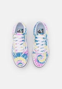 Zapatillas de lona con un patrón tie-dye que presenta espirales en rosa, azul y amarillo. Cintas blancas y suela de goma blanca. Tejido texturizado.