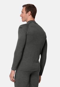 Długi rękaw szary top bazowy, wykonany z miękkiego materiału, z okrągłym dekoltem i dopasowanym krojem, z dyskretnym logo na ramieniu.