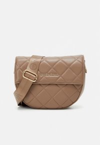 Prošívaná hnědá kožená kabelka přes rameno s zakřiveným tvarem, zlatým kováním a textilním popruhem s vyraženým názvem značky "Valentino".