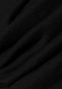 Schwarzer Strickstoff mit glatter Textur, der subtile Rippungen und Falten aufweist, die Tiefe und Dimension erzeugen. Keine weiteren Details vorhanden.