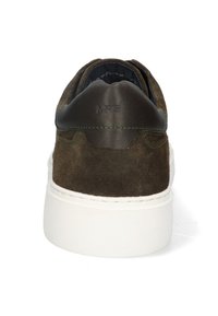 Scarpa bassa in suede marrone con un accento in pelle scura sul tallone, suola bianca e dettagli in cucitura verde discreti. Progettata per un uso casual.