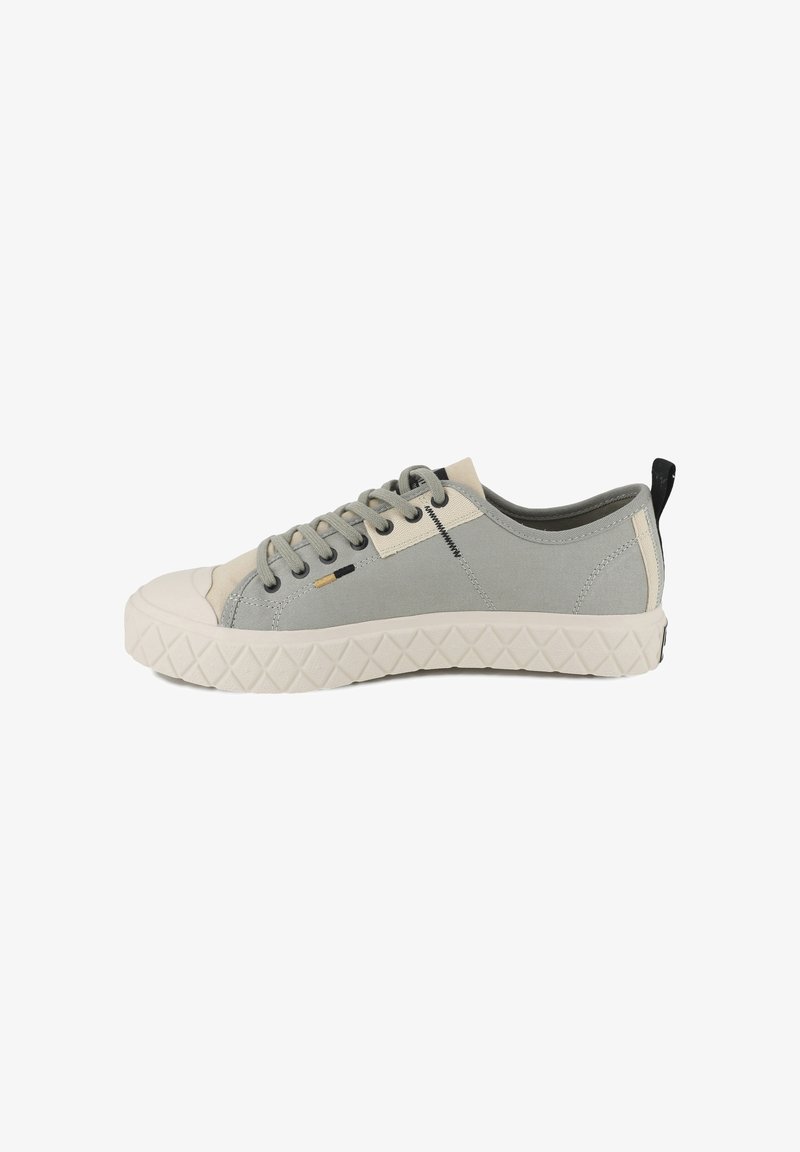 Baskets en toile grise avec des accents beiges, bout rond et semelle blanche texturée. Elles présentent une fermeture à lacets et une languette noire à l'arrière.