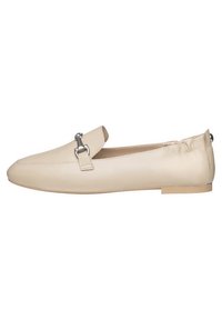 Mocassins en cuir beige avec un bout arrondi, une semelle plate et des accents en métal argenté. Présente un design brodé le long de la tige.