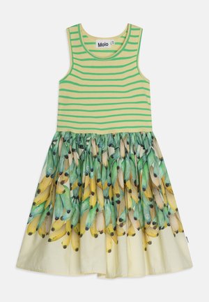 Groen gestreepte mouwloze jurk met een gele top en een rok met een bananendessin in gele en groene tinten. Gemaakt van zachte stof.