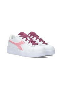Witte sneakers met roze suede accenten, een gestructureerde pluche tong en donkerroze veters. Voorzien van een gestructureerde witte rubberen zool.