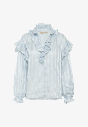 Bluză de culoare bleu deschis, cu dungi verticale, guler ondulat și mâneci cu manșetă. Fabricată dintr-un material moale, texturat, cu o ușoară strălucire.