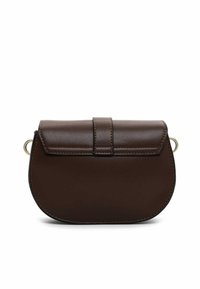 Borsa a tracolla in faux pelle marrone con forma curva, chiusura a patta e cuciture decorative. Presenta un anello in metallo su ciascun lato per l'attacco della tracolla.