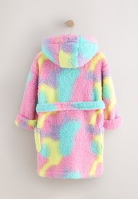 Peignoir pelucheux aux couleurs pastel mélangeant des nuances de rose, bleu, jaune et violet. Dispose d'une capuche, d'une ceinture et de deux poches latérales.