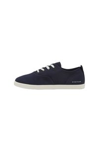 Sneakers in tela blu navy con lacci bianchi, suola in gomma e un piccolo logo di lato. Punta arrotondata e design informale.