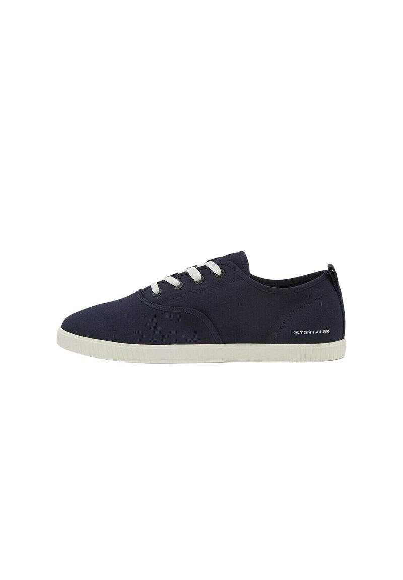 Sneakers in tela blu navy con lacci bianchi, suola in gomma e un piccolo logo di lato. Punta arrotondata e design informale.