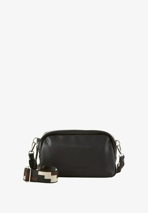 Fekete bőr keresztpántos táska texturált felülettel, cipzáras záródással és barna-fehér mintás szőtt pánttal.