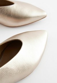 Next FOREVER COMFORT® LEATHER FLAT SLINGBACKS - Baleríny s otevřenou patou - gold